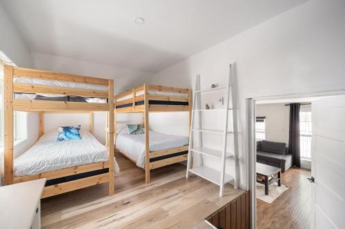 a bedroom with two bunk beds and a desk at Évadez-vous à Grandes-Piles in Grandes-Piles