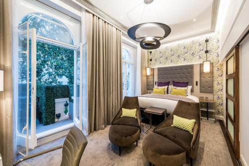 倫敦的住宿－倫敦海德公園美居酒店，卧室配有一张床和一张桌子及椅子
