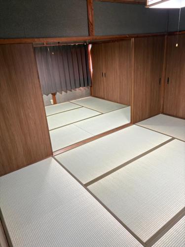 an empty cabin with white flooring in a boat at 日牟禮乃宿 日牟禮八幡宮徒歩4分ラコリーナ車4分 in Omihachiman