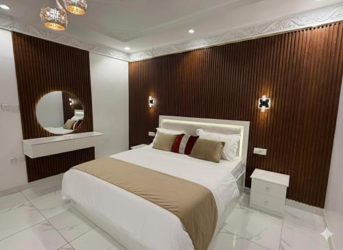 a bedroom with a large bed and a mirror at النبلاء الماسي in Medina