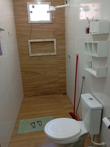 a small bathroom with a toilet and a window at Casa para temporada in Prado