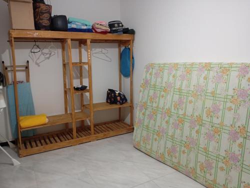 a room with a couch and a table and a shelf at Casa para temporada in Prado