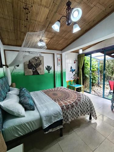 a bedroom with a bed with a green wall at Finca San Miguel Filandia in Filandia