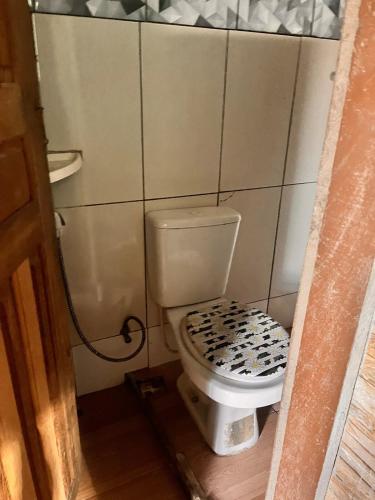 a bathroom with a toilet in the corner at Casa em Marataízes - Espírito Santo in Marataizes