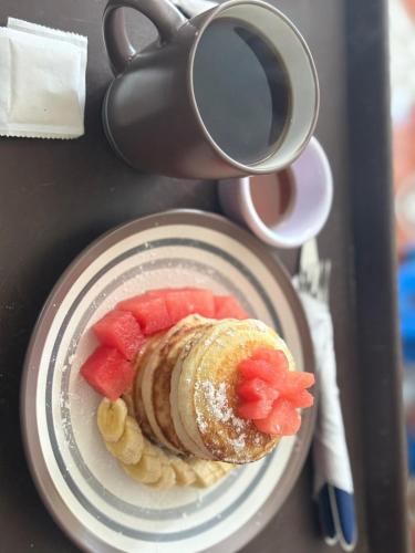ein Teller mit Essen, eine Tasse und ein Gebäckstück in der Unterkunft Hotel Henderson in San Pedro La Laguna