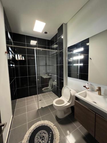 a bathroom with a toilet and a sink and a shower at Imperial Emerald House in Muzo