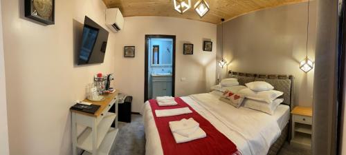 a bedroom with a bed with towels on it at Casa Veche in Runcu