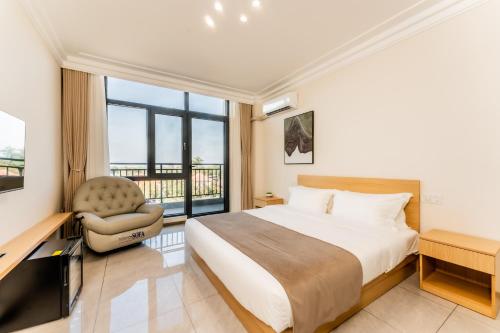 a bedroom with a bed and a desk and a chair at Beijing Daxing Apartment in Ban Doung