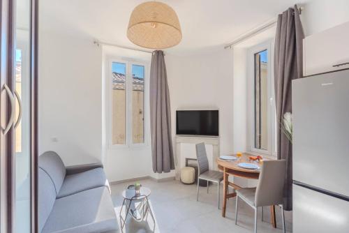 FRGK Historic 1BR OLIVIER Walk to Palais UltraFast Wi-Fi Central Cannes
