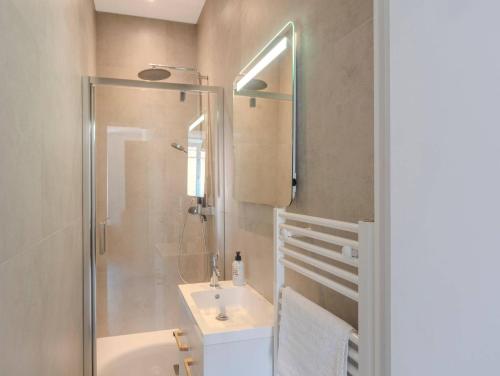 FRGK Historic 1BR OLIVIER Walk to Palais UltraFast Wi-Fi Central Cannes