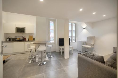 FRGK "24 AOUT 1 Mezzanine Bedroom Apartment Center Antibes AC WIFI HIGH SPEED "