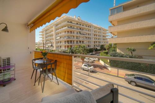 FRGK "Palm Beach Luxe 1BR Balcony, AC & Ultra-Fast Wi-Fi"