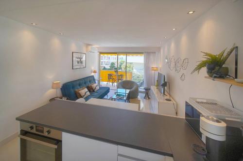 FRGK "Palm Beach Luxe 1BR Balcony, AC & Ultra-Fast Wi-Fi"