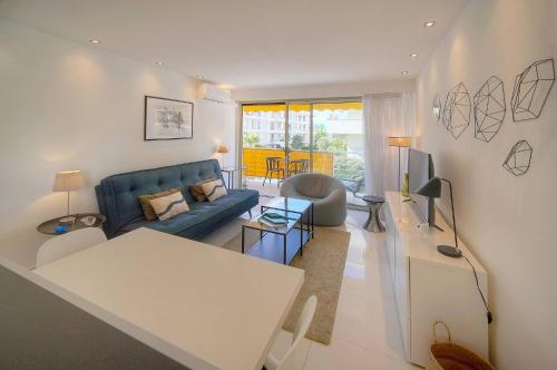 FRGK "Palm Beach Luxe 1BR Balcony, AC & Ultra-Fast Wi-Fi"