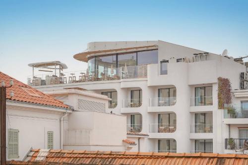 FRGK Stylish 1BR Clemenceau Steps from Beach AC UltraFast WiFi