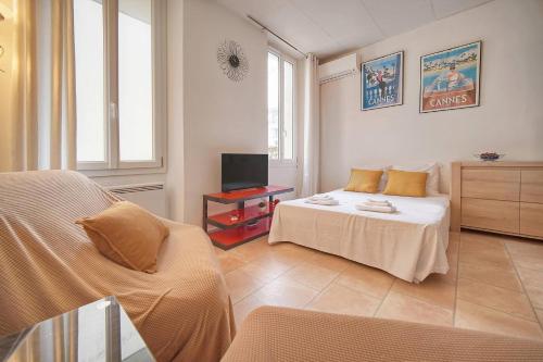 FRGK Stylish 1BR Clemenceau Steps from Beach AC UltraFast WiFi