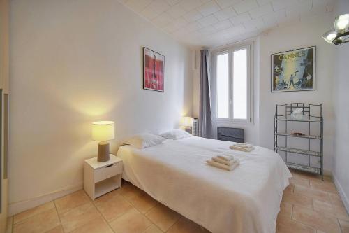 FRGK Stylish 1BR Clemenceau Steps from Beach AC UltraFast WiFi