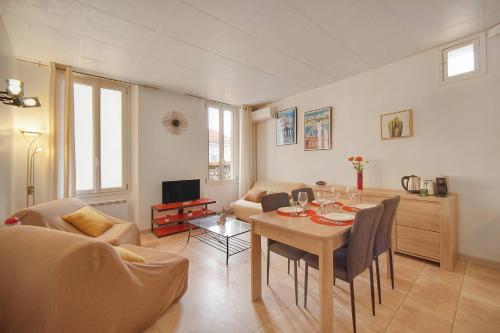 FRGK Stylish 1BR Clemenceau Steps from Beach AC UltraFast WiFi