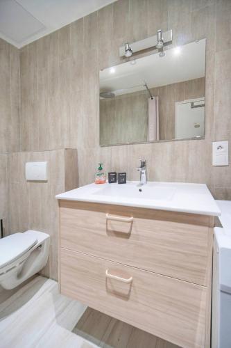 FRGK Stylish 1BR Clemenceau Steps from Beach AC UltraFast WiFi