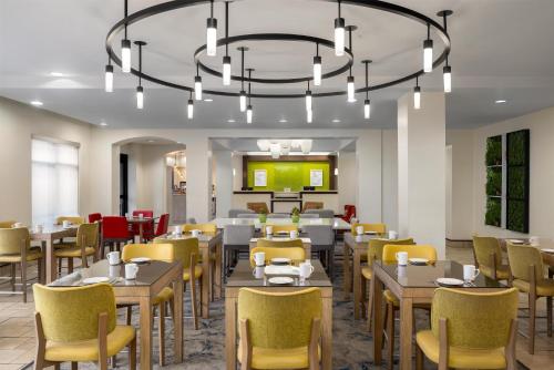 a dining room with tables and chairs and a chandelier at Hilton Garden Inn Raleigh-Durham/Research Triangle Park in Durham