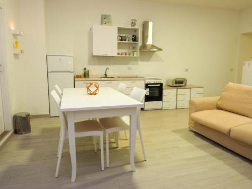 a white table and chairs in a living room at Affittacamere 1888 in Pietrelcina