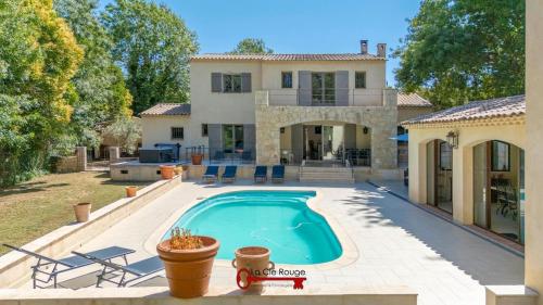 Villa Beale في لا كول سور لوب: منزل به حوض سباحة أمام المنزل
