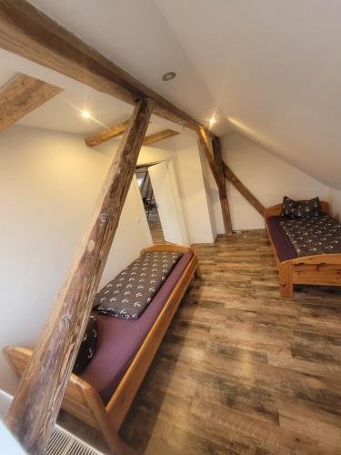 two bunk beds in a room with wooden floors at Ferienwohnung Barfelde in Dötzum