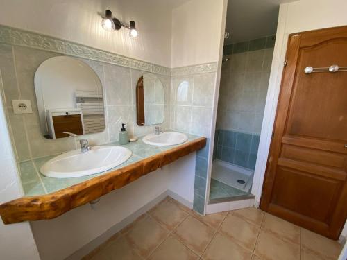 a bathroom with two sinks and a shower at La Villa Soleil in Veynes