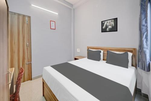 a bedroom with a large white bed in a room at Super HOTEL O ROYAL GUEST HOUSE in Rānchī