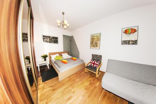 una piccola camera con letto e divano di Apartment Old Cracow a Cracovia