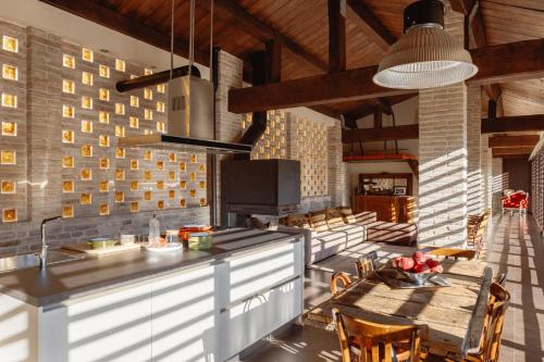 eine Küche mit einem Holztisch und einem Esszimmer in der Unterkunft Dimora Le Conce - Loft di Charme in Fabriano