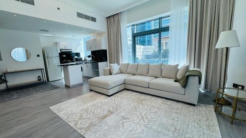 Cozy 1 Bedroom With Amazing Views, 2 Mins Walk from Metro, Centrally Located