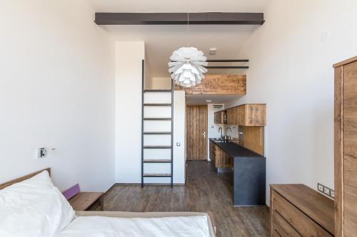 Habitación con cama, escalera y cocina. en Artkazal en Mórahalom