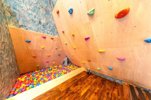 3 min walk from Sangenjaya Sta, 90square meters, Bouldering