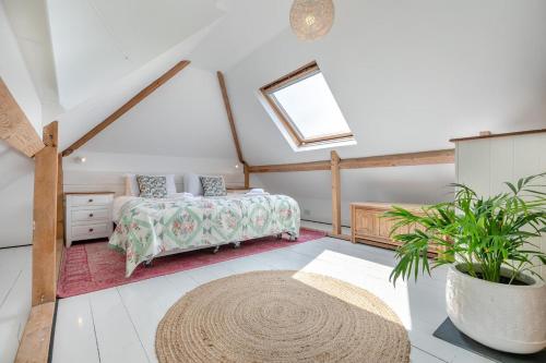 a attic bedroom with a bed and a window at 4 Bed in Pentewan oc-edghil in Pentewan
