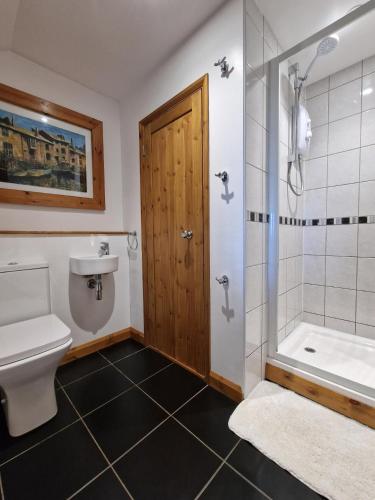 a bathroom with a toilet and a tub and a shower at 4 Bed in Pentewan oc-edghil in Pentewan