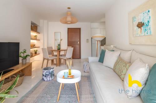 Modern Sunny Apt Whirlpool & Parking & 5 min Acropolis