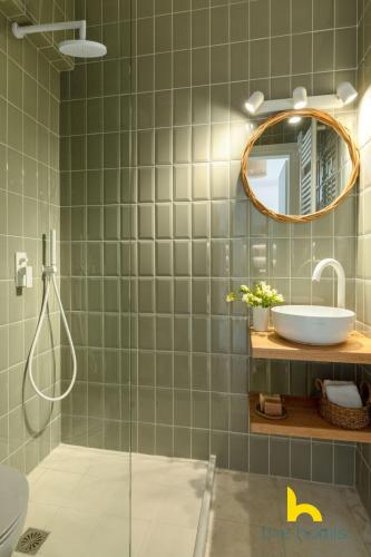 Modern Sunny Apt Whirlpool & Parking & 5 min Acropolis