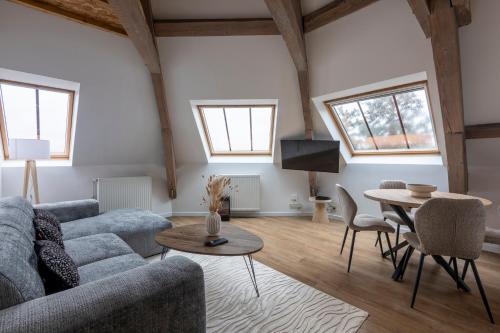 a living room with a couch and a table at Pierres, cloches et vignes in Auxerre