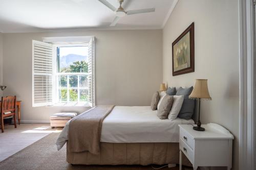 Llit o llits en una habitació de Sandown Lodge