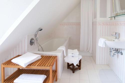a bathroom with a bath tub and a sink at Clara Elisabeth in Döhnsdorf