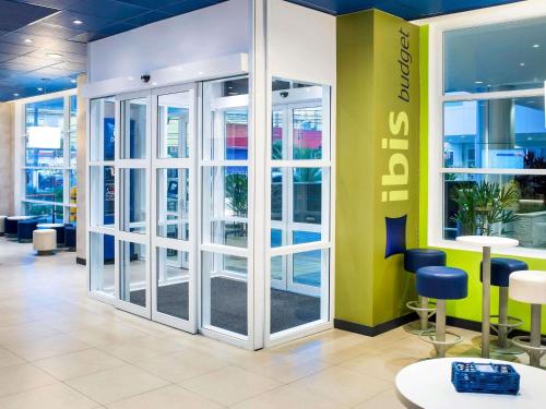 a lobby with sliding glass doors in a building at ibis budget Osasco in Osasco