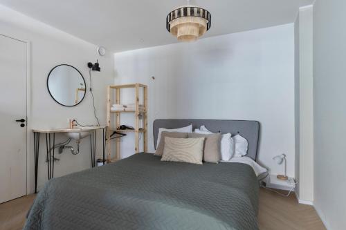 a bedroom with a bed with a mirror on the wall at DuoSuite Sand Vrouwenpolder in Vrouwenpolder