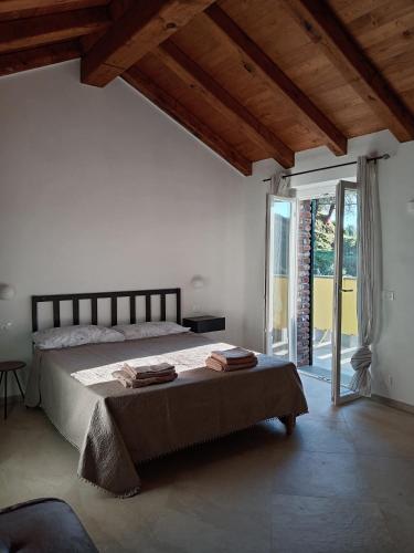 a bedroom with a large bed with a wooden ceiling at Vento di Mare - Tramontana con piscina in Moneglia