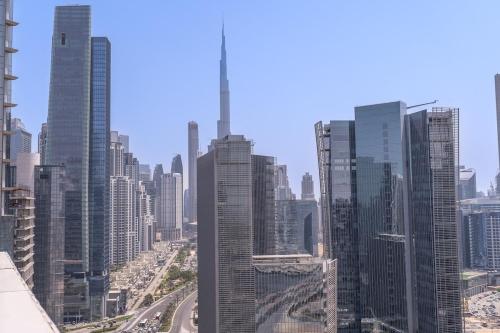 Free housekeeping visits during your stay - StayShort - Elegant 1BR Apartment in Business Bay Canal Views