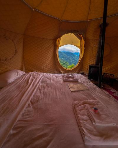 Katil atau katil-katil dalam bilik di Glamping Tago