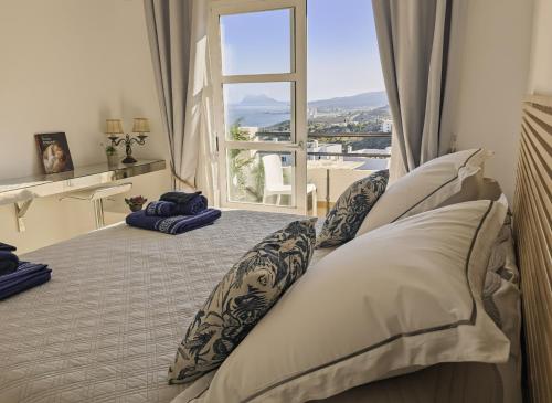 Blue Ark, villa vue mer avec piscine, idéale en famille face à Gibraltar