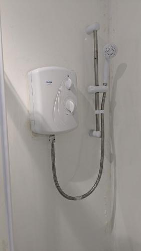 a shower in a bathroom with a shower at Bristol Hotel in Bristol