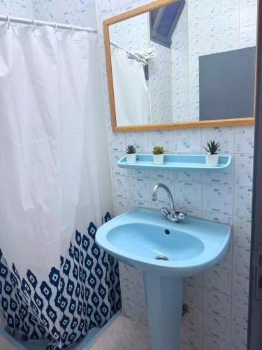 a bathroom with a sink and a mirror at 2 chambres tout confort - calme absolue in Temara