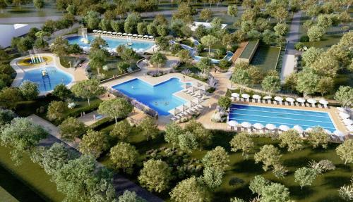 Luftaufnahme eines Resorts mit zwei Pools in der Unterkunft Hotiday Lodge Grado in Grado